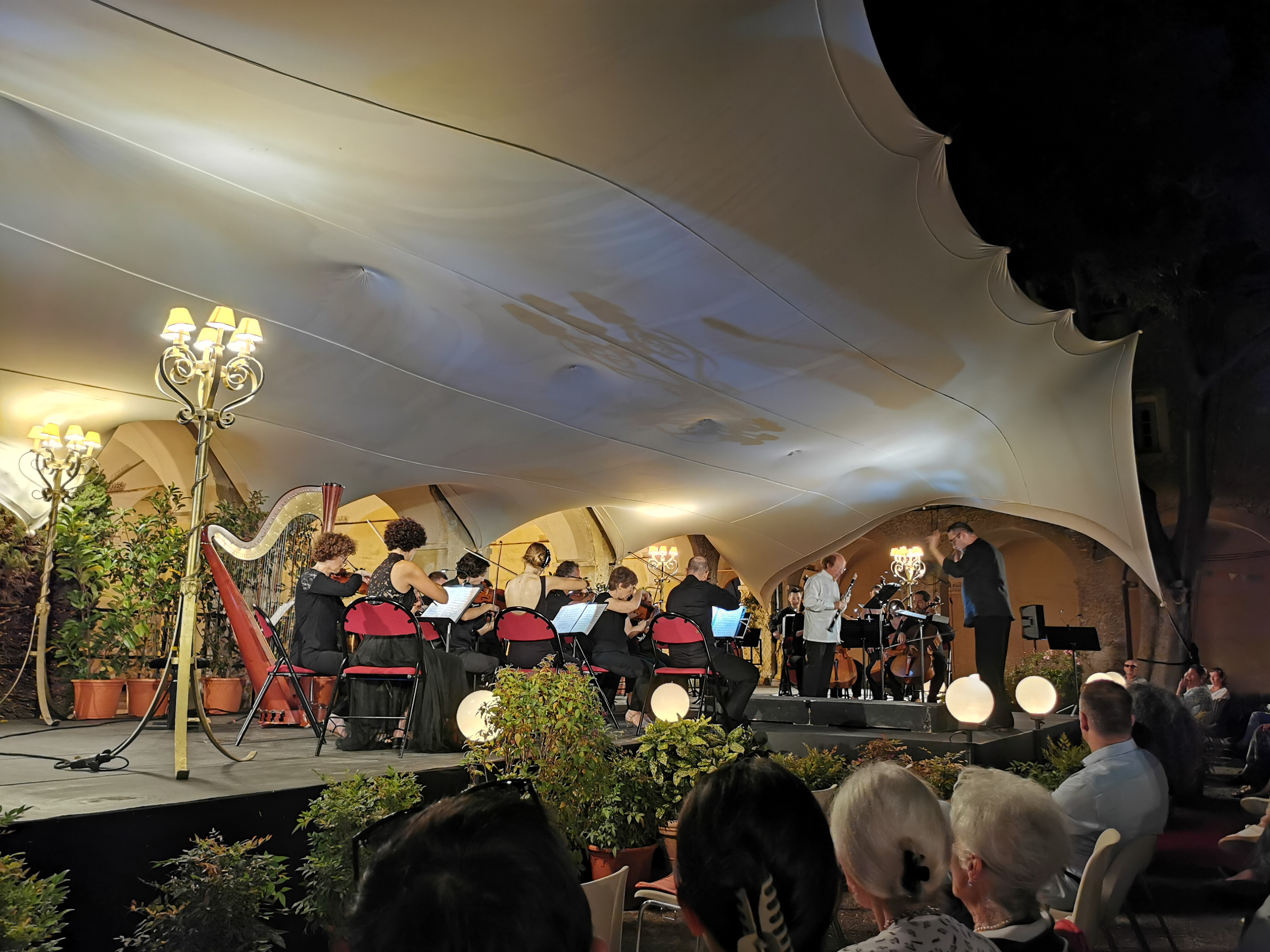 SCENE CLOITRE ORCHESTRE IMG_20240724_220440.jpg